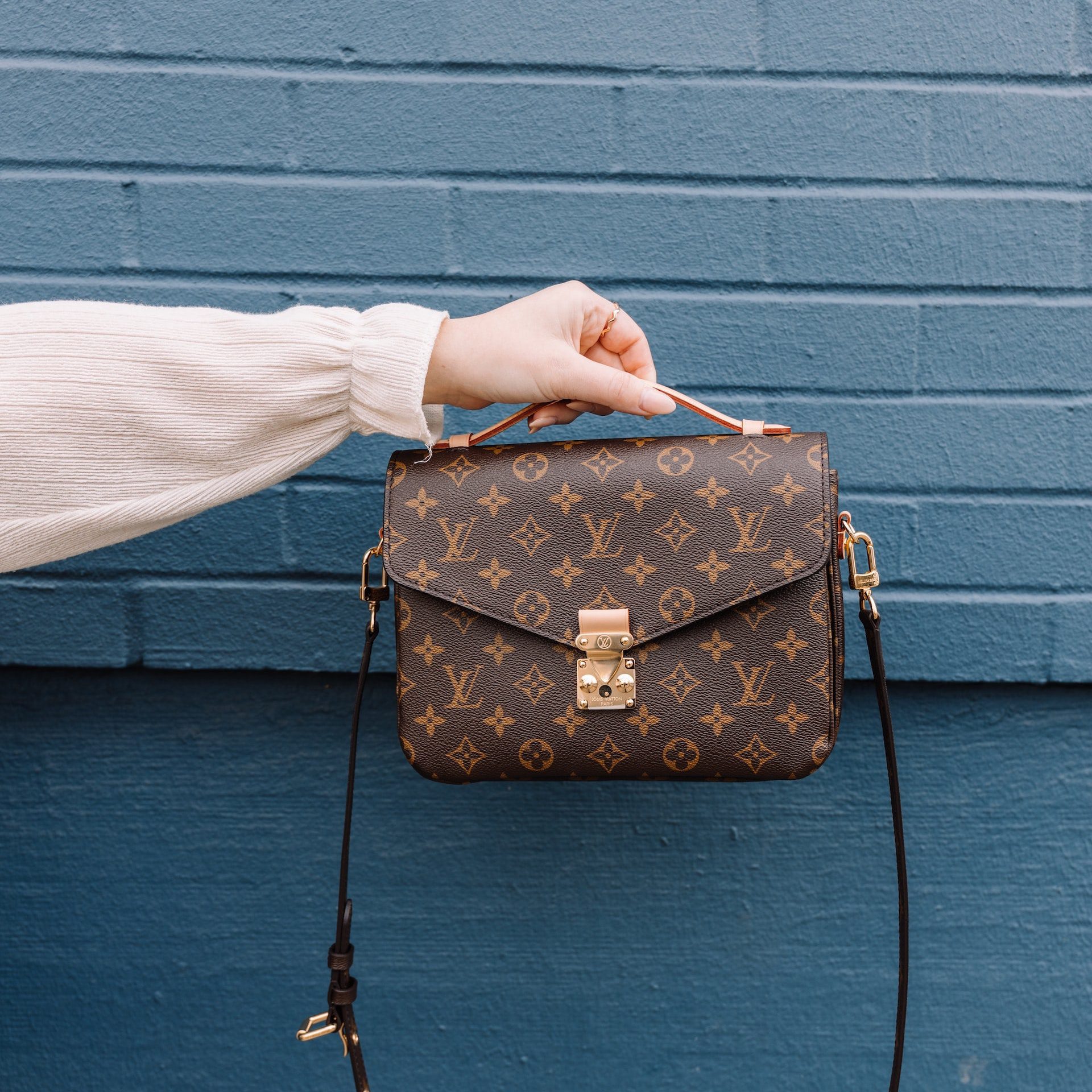 How to spot a fake Louis Vuitton handbag